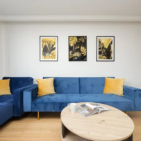 Beautiful With Balcony In Heart Of By Renters Apartmán