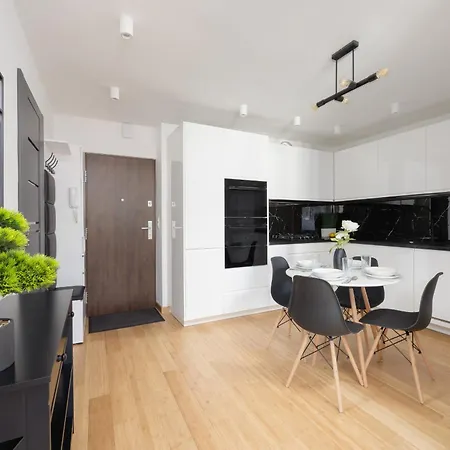 Beautiful With Balcony In Heart Of By Renters *