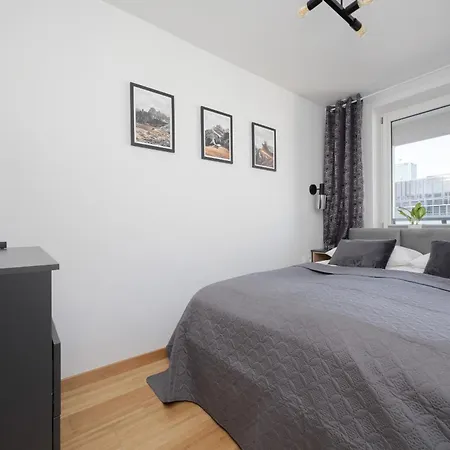 Beautiful With Balcony In Heart Of By Renters *