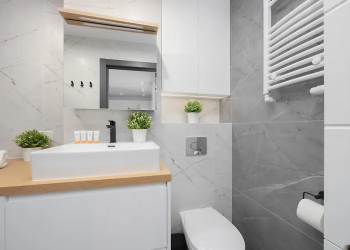 Beautiful With Balcony In Heart Of By Renters Apartman Varsó