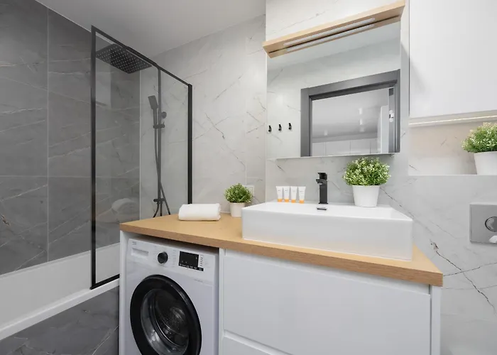 Beautiful With Balcony In Heart Of By Renters Varsó