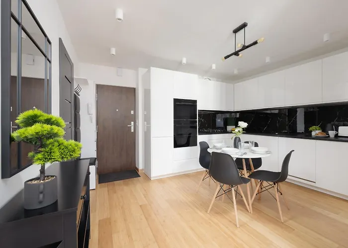 Beautiful With Balcony In Heart Of By Renters *