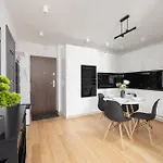 Beautiful With Balcony In Heart Of By Renters *