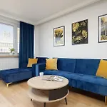 Beautiful With Balcony In Heart Of By Renters דירה *
